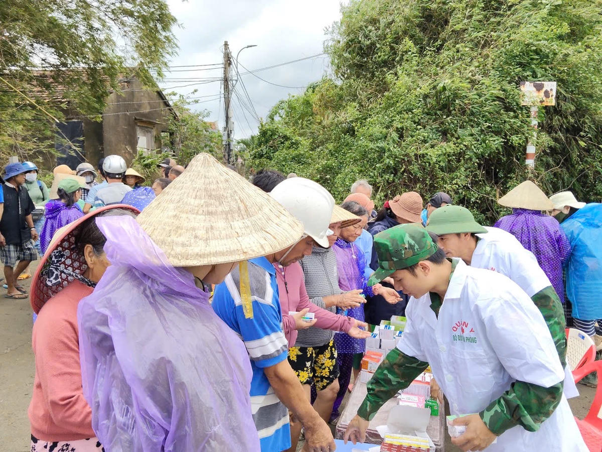 Bộ đội Biên phòng cấp phát thuốc và khám chữa bệnh cho dân. Ảnh: BP.