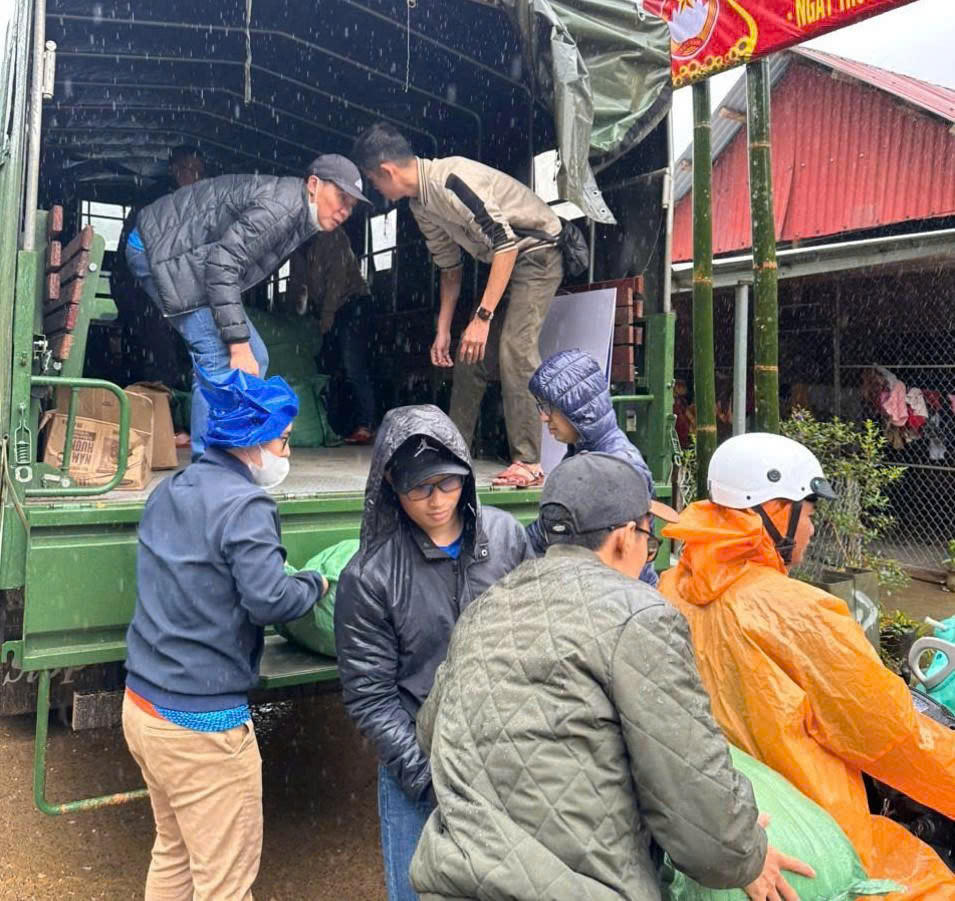 Lực lượng chức năng vận chuyển nhu yếu phẩm tặng bà con xã A Vương. Ảnh: CV.