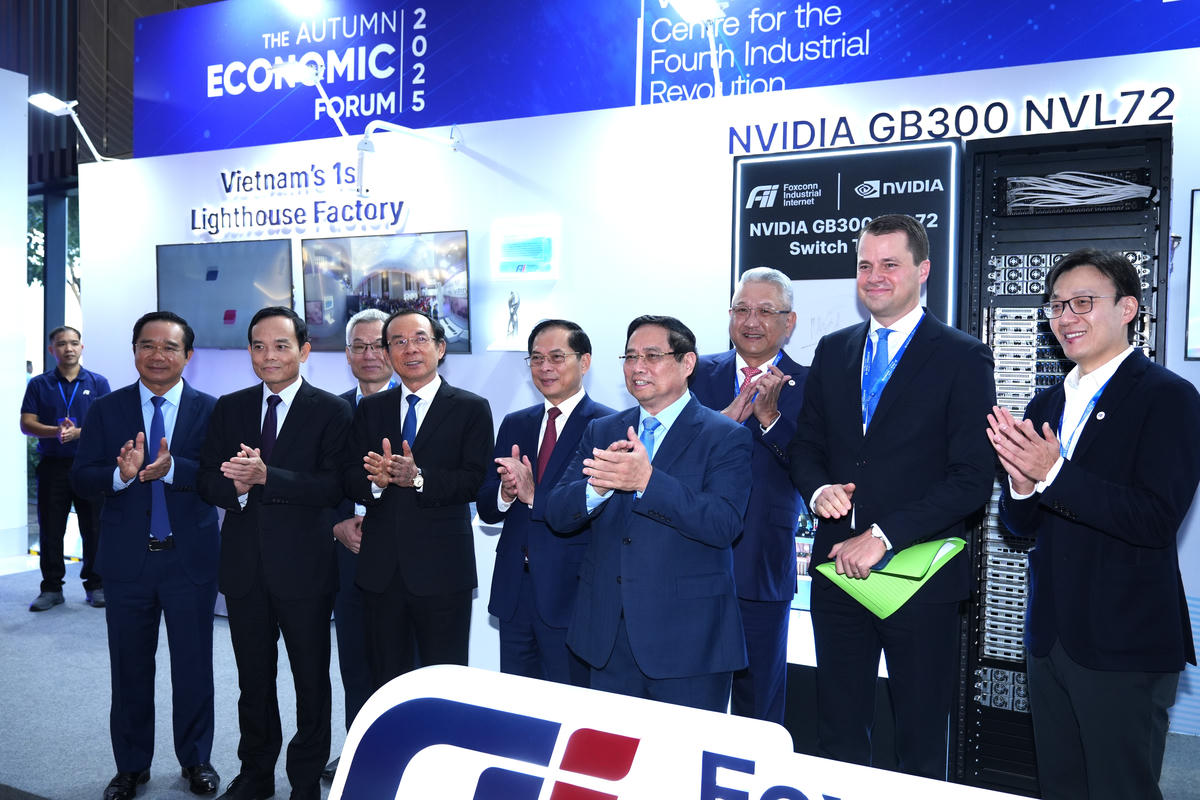 Thủ tướng Phạm Minh Chính cùng các đại biểu trải nghiệm công nghệ số. Ảnh: T.N