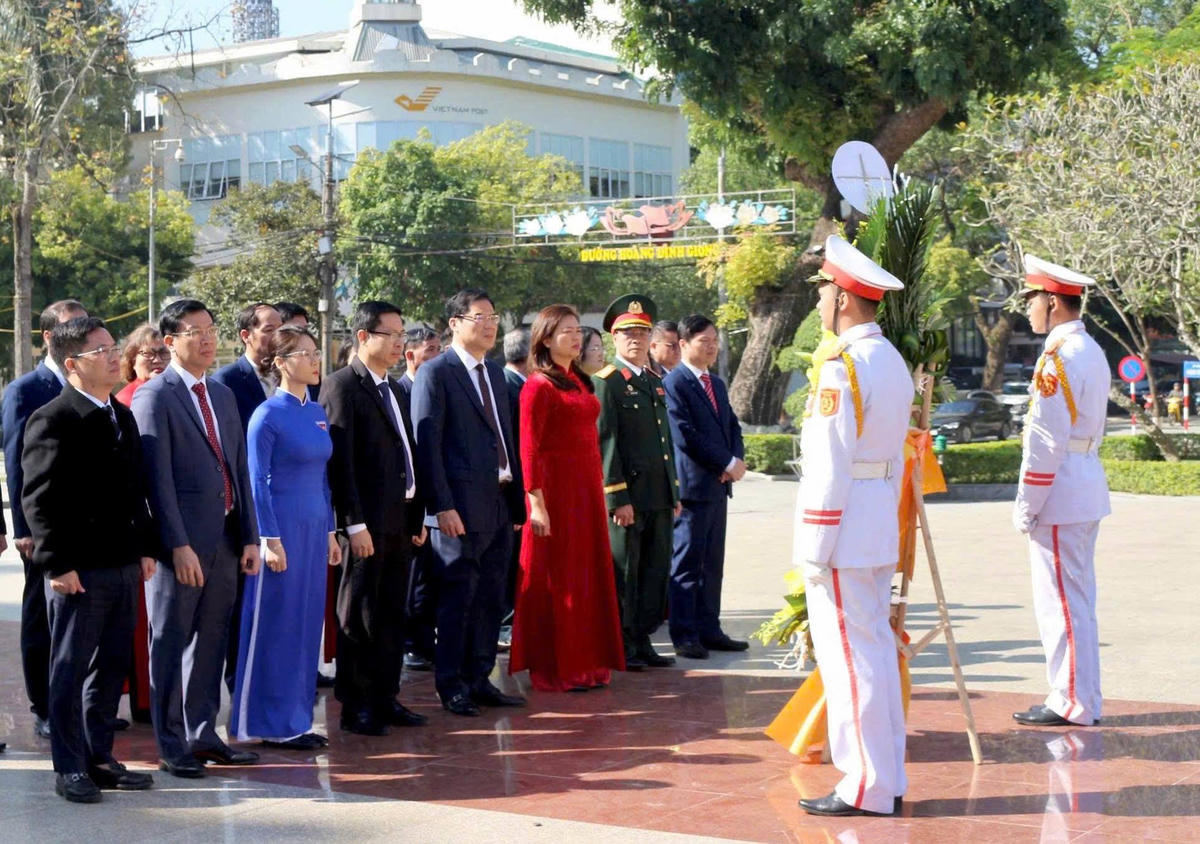 Đoàn đại biểu dâng hoa Tượng đài Chủ tịch Hồ Chí Minh. Ảnh: Thanh Hà.