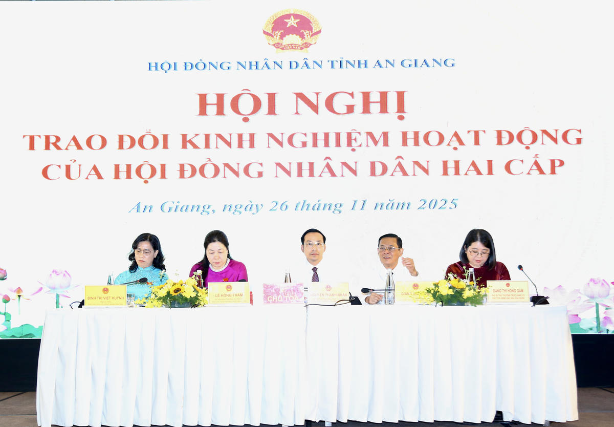 Các đại biểu chủ trì hội nghị. (ảnh: Thanh Tiến)