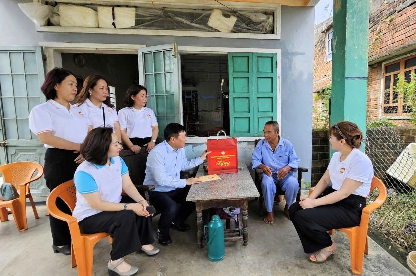 Đoàn công tác của Ủy ban MTTQ Việt Nam TP Hà Nội tặng quà cho gia đình chính sách bị thiệt hại mưa lũ vừa qua tại phường Bình Định. Ảnh: CV.