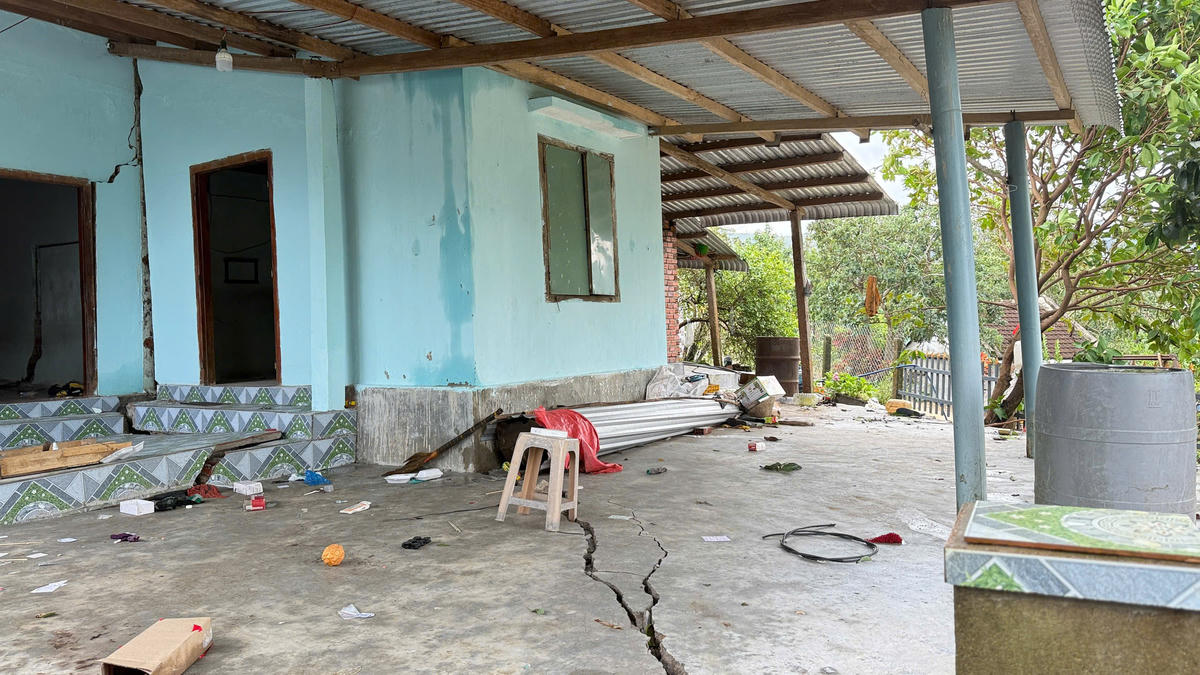 Trong xóm Lớn có tổng cộng 35 hộ dân với 119 nhân khẩu bị ảnh hưởng sạt lở nghiêm trọng. Hiện chỉ có vài người về nhà thu dọn đồ đạc. Tất cả các hộ dân còn lại đã phải đã phải rồi đến khu vực an toàn. (ảnh Đình Sang)