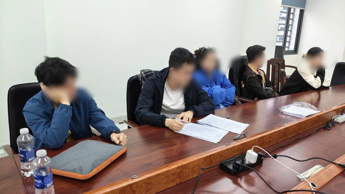 Lực lượng Công an TP Đà Nẵng đang lấy lời khai các đối tượng. Ảnh: CV.