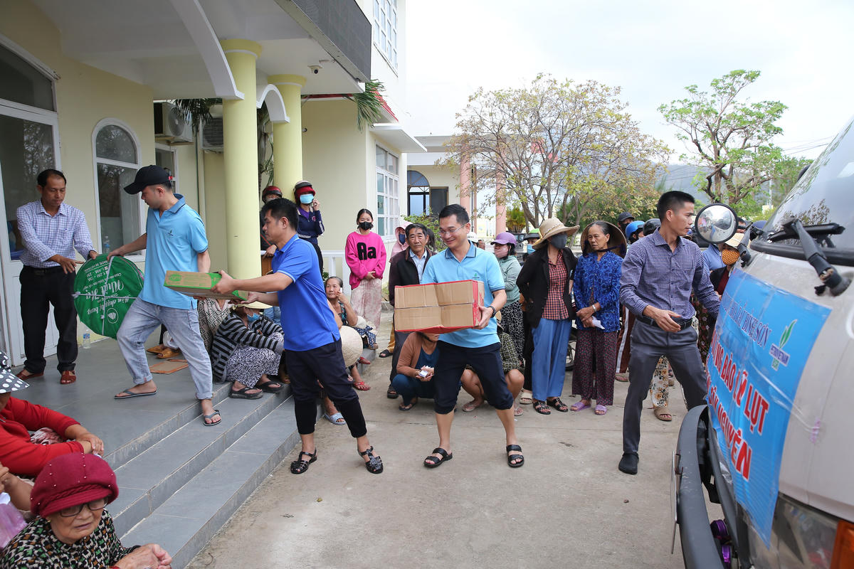 Công ty BSR chuyển những phần hàng hỗ trợ cho bà con xã Xuân Lộc