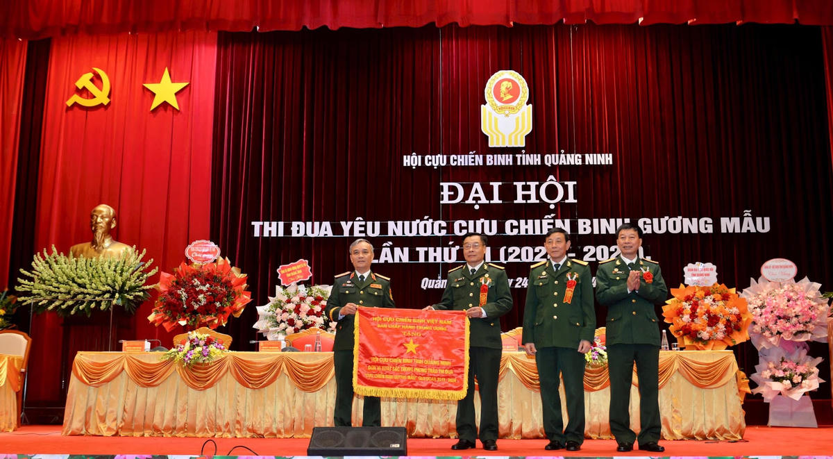 Trung ương Hội CCB Việt Nam tặng Cờ thi đua cho Hội CCB tỉnh Quảng Ninh đã có thành tích xuất sắc trong phong trào thi đua yêu nước CCB gương mẫu giai đoạn 2019-2024. Ảnh: Ngọc Anh.