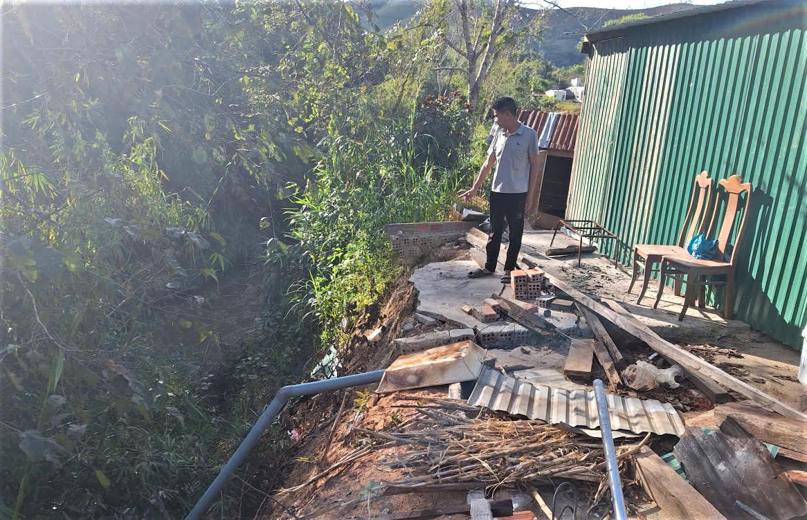 Một số nhà dân nguy cơ sập đổ xuống suối Đăk Ter. Ảnh: CV.