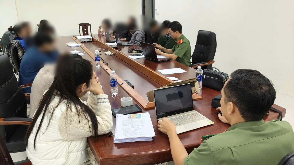 Các đối tượng tại cơ quan Công an TP Đà Nẵng. Ảnh: CV.