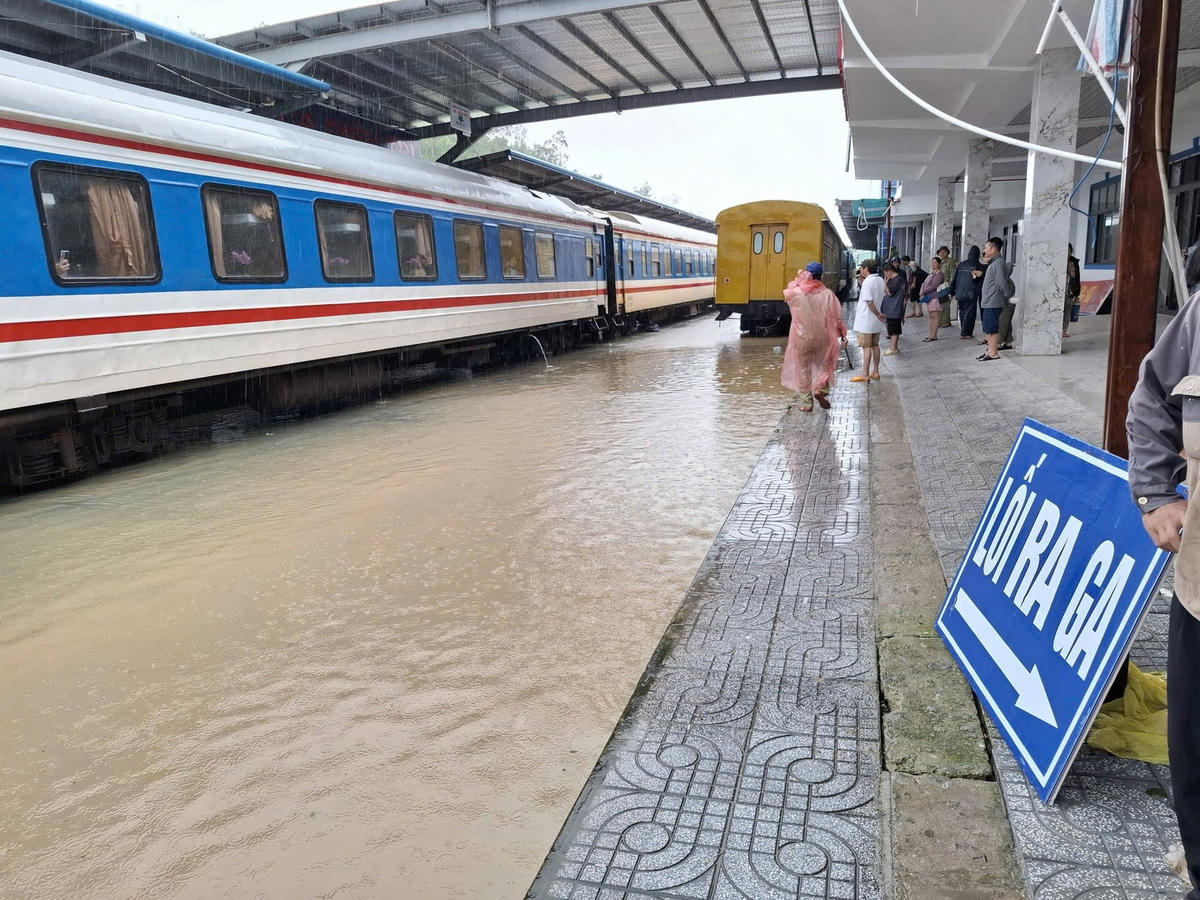 Nhiều tuyến đường sắt bị ảnh hưởng bởi mưa lũ. Ảnh: VNR.