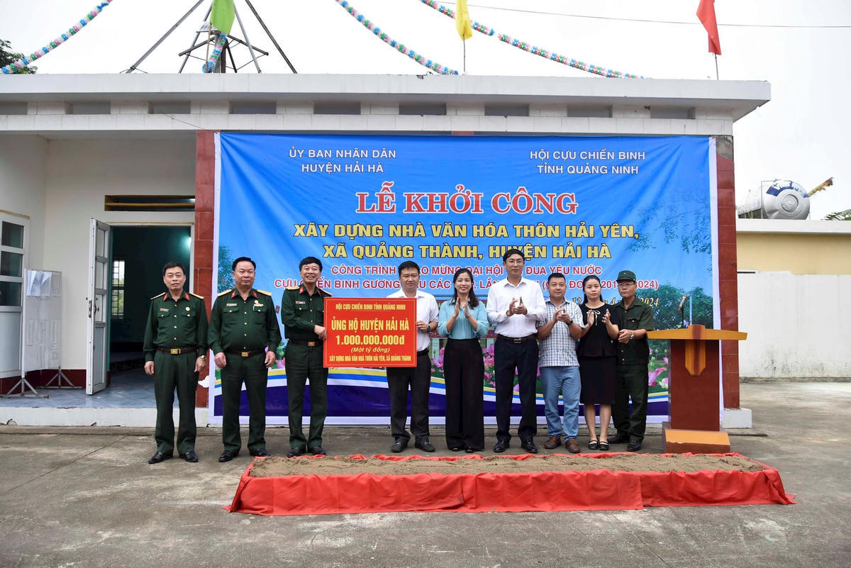 Hội CCB tỉnh Quảng Ninh trao kinh phí 1 tỷ đồng hỗ trợ huyện Hải Hà (cũ) xây dựng nhà văn hóa cộng đồng thôn Hải Yên. Ảnh: Ngọc Anh.