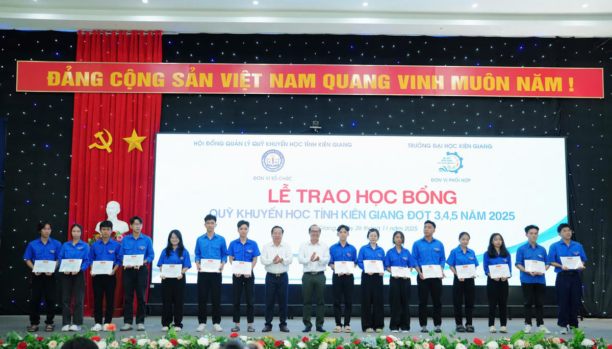 Ông Mai Văn Huỳnh – Nguyên Phó Bí thư Thường trực Tỉnh ủy, Chủ tịch HĐND tỉnh, Phó Chủ tịch Quỹ Khuyến học tỉnh Kiên Giang  và TS Ngô Văn Thiện - Phó Chủ tịch Hội đồng Trường Đại học Kiên Giang trao học bổng hỗ trợ cho sinh viên.&nbsp;(ảnh: Như Ý)