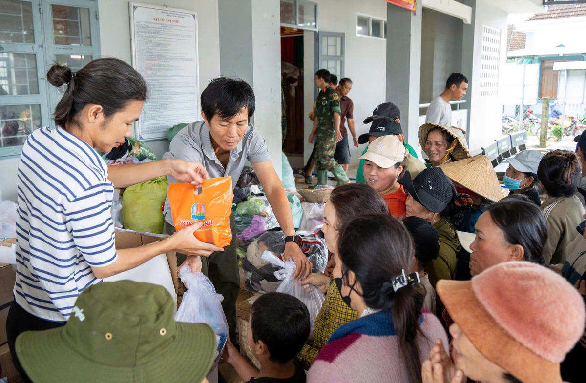 Quỹ trao quà giúp bà con bị lũ lụt ở Đắk Lắk. Ảnh: Châu Phạm.