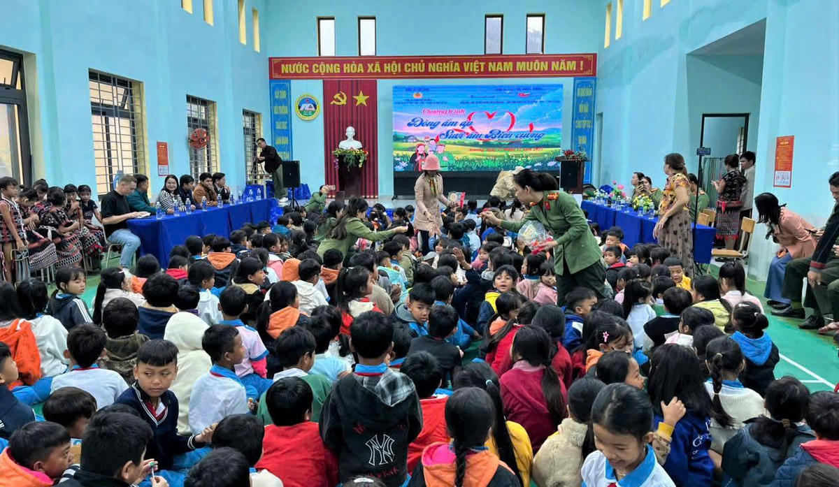 Quang cảnh lực lượng Công an TP Đà Nẵng tặng quà cho học sinh ở xã Vương. Ảnh: CV.