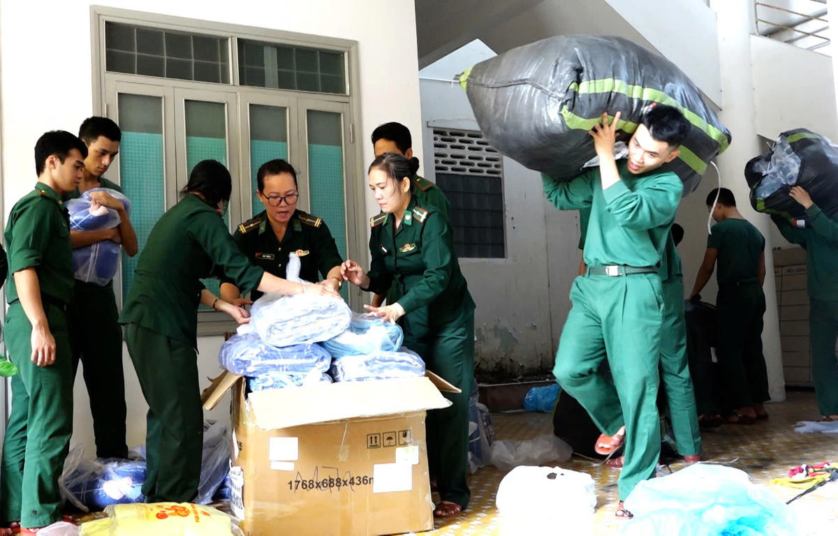Bộ đội Biên phòng Khánh Hòa tiếp nhận hàng cứu trợ để&nbsp; phát cho dân. Ảnh: Văn Tân.