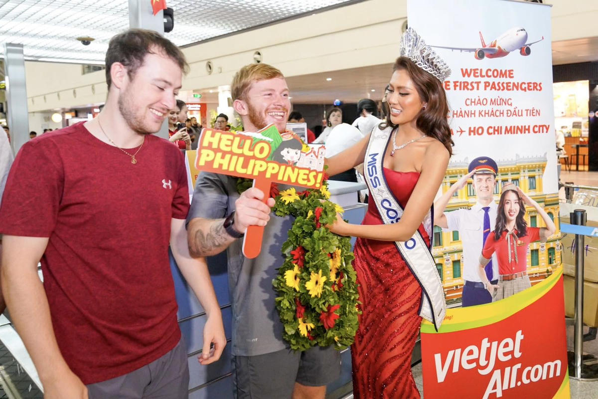 Những hành khách trên chuyến bay khai trương hào hứng trước giờ cất cánh.