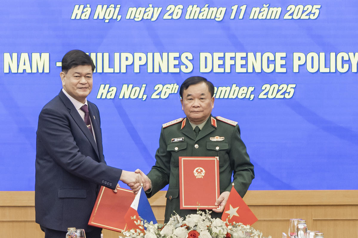  Hai trưởng đoàn ký Biên bản Đối thoại Chính sách Quốc phòng Việt Nam - Philippines lần thứ 7. Ảnh: Quang Vinh.