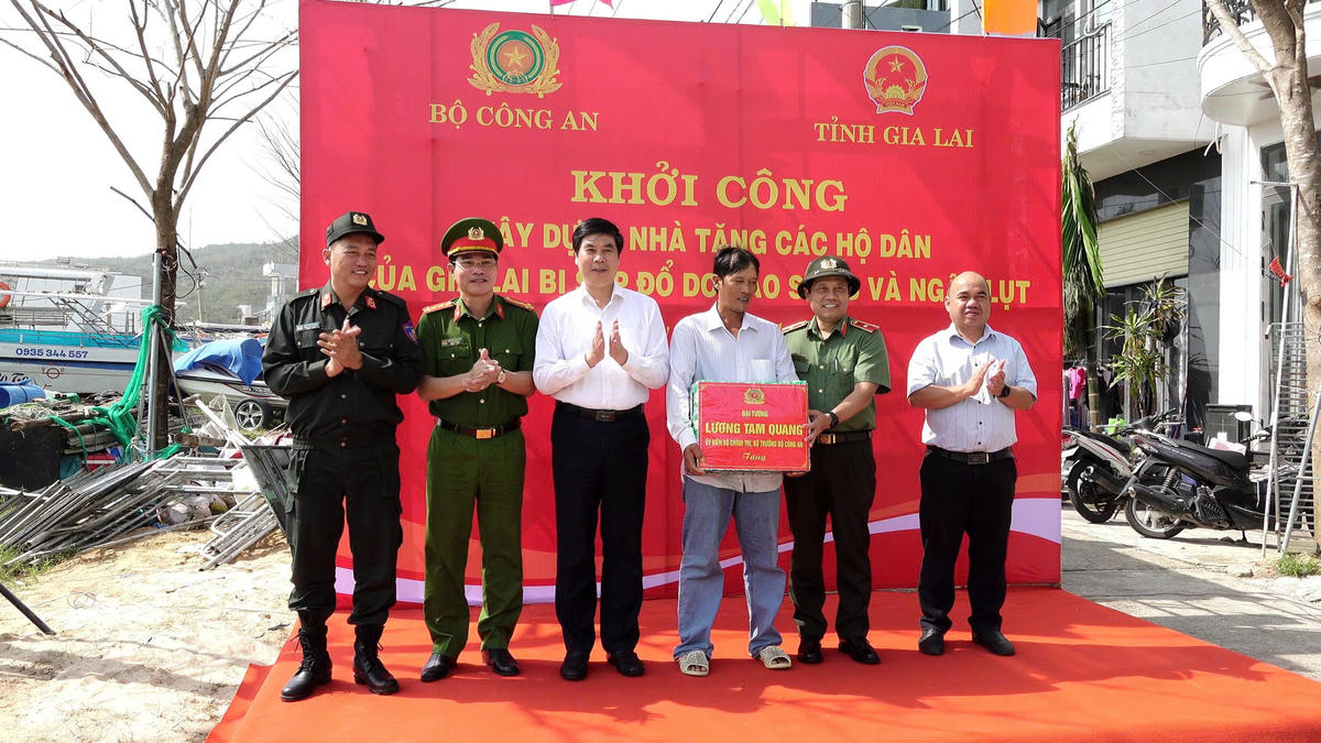 Thiếu tướng Nguyễn Hồng Nguyên (bên phải) đã tặng quà của Bộ Công an cho người dân có nhà bị hư hỏng trong đợt mưa bão vừa qua. Ảnh: CV.