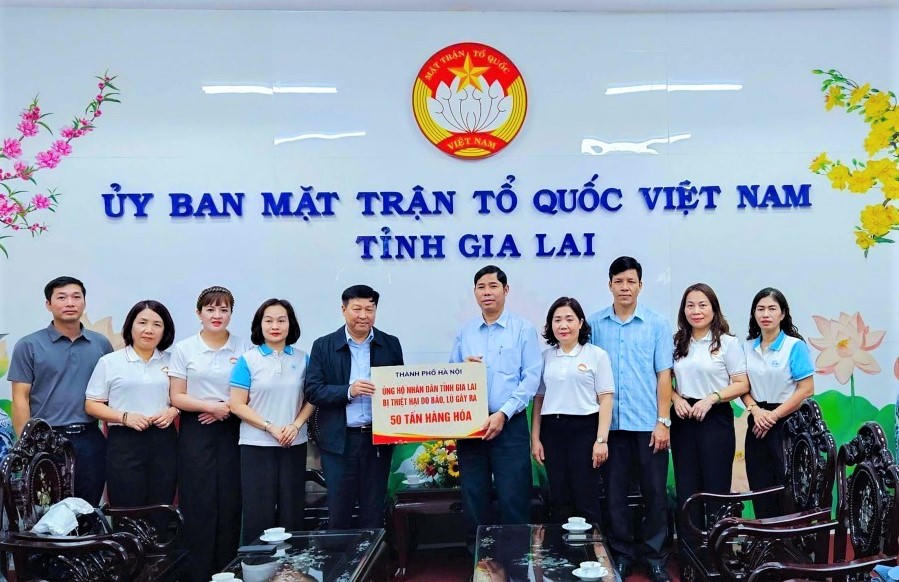 Đoàn công tác của Ủy ban MTTQ Việt Nam TP Hà Nội trao bảng tượng trưng 50 tấn hàng hóa hỗ trợ người dân tỉnh Gia Lai khắc phục hậu quả mưa lũ vừa qua. Ảnh: CV.