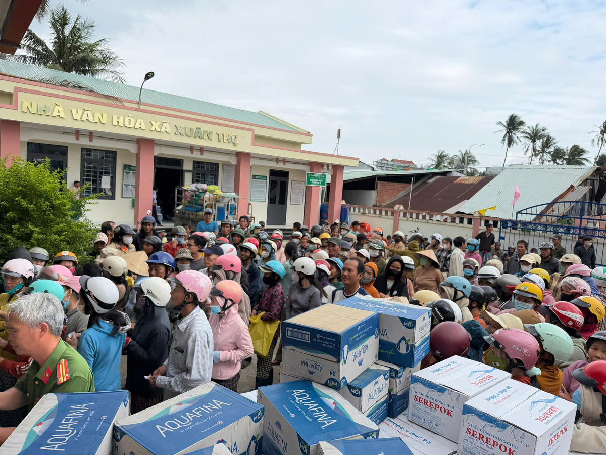 Bà con tập trung tại trụ sở UBND xã để nhận quà. Ảnh: CA.