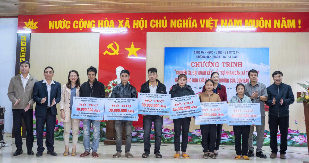 Chính quyền phường Bàn Thạch trao hỗ trợ nhà cho người dân xã Trà Giáp bị hư hỏng trong đợt mưa bão vừa qua. Ảnh: CV.