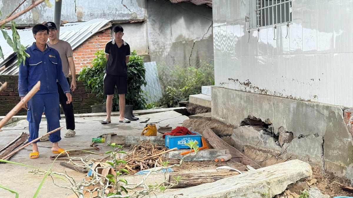 Anh Nguyễn Văn Thanh (xóm Lớn, thôn Vĩnh Xuân) có nhà nứt tường, sập móng, bung nền và hư hại nhiều hạ tầng, đồ đạc trong nhà do sạt lở từ đêm 19/11. Anh đã cùng gia đình di dời ra nhà văn hoá thôn để ở trong nhiều ngày qua. (ảnh Đình Sang)