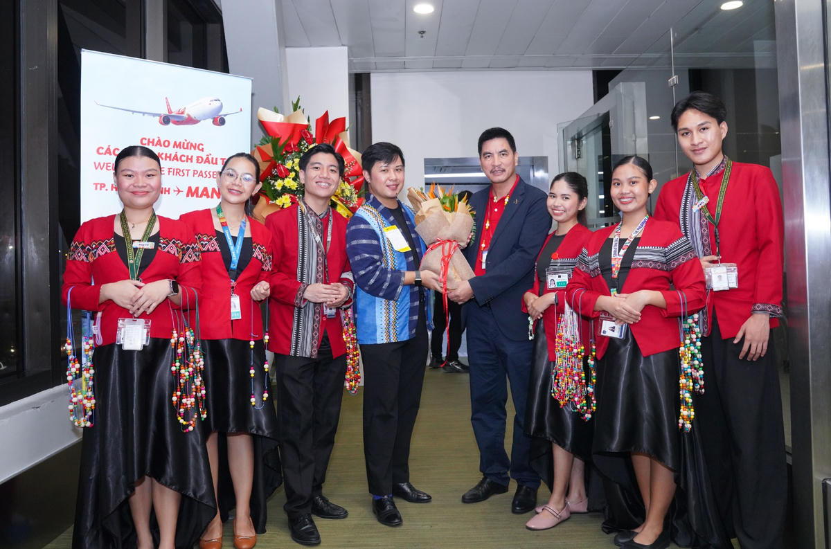 Giám đốc Thương mại Vietjet Hà Năng Việt (áo vest xanh tím than) tại sân bay Ninoy Aquino cùng Miss Cosmo Philippines 2025 Chelsea Fernandez chào đón hành khách chuyến bay đầu tiên của Vietjet.
