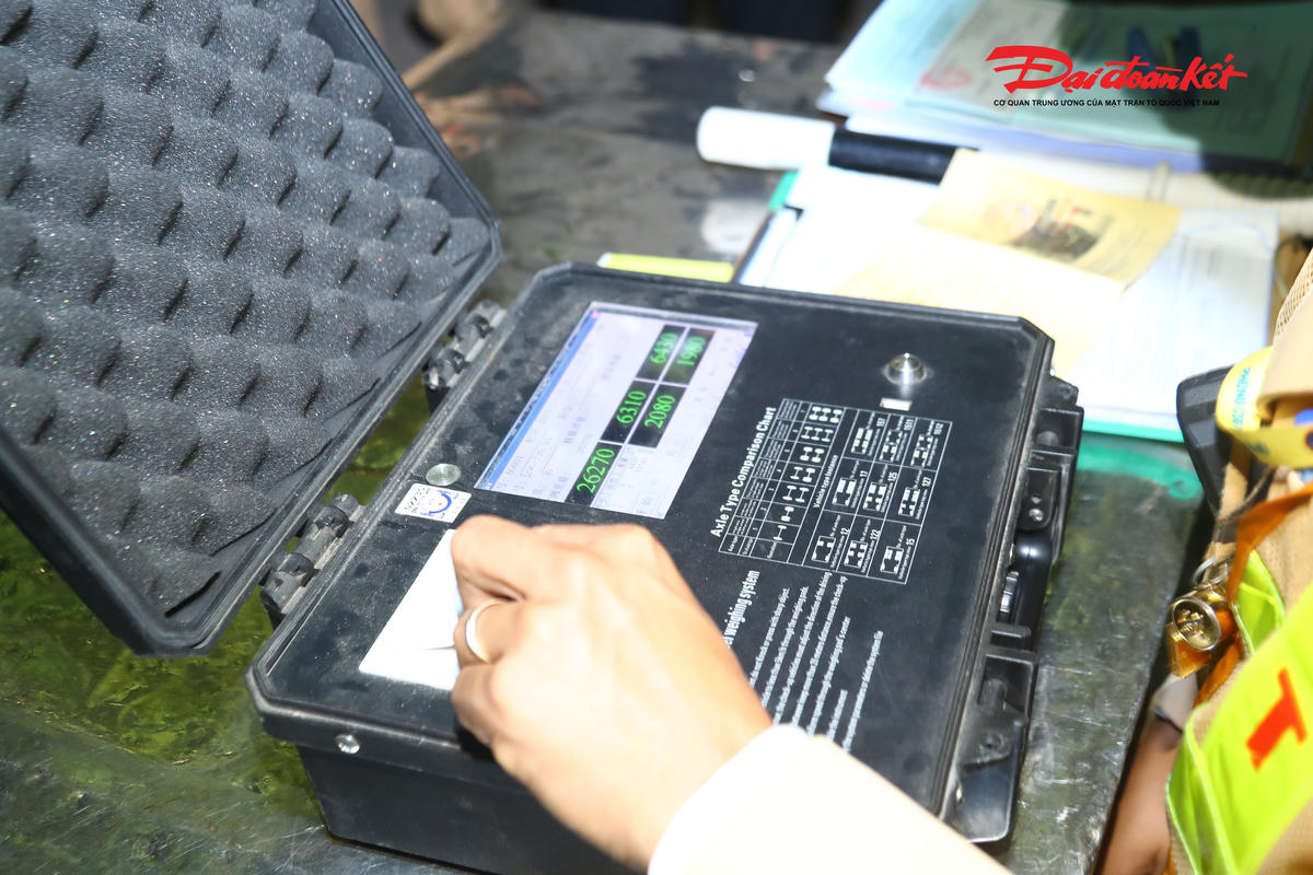 Phòng Cảnh sát giao thông (Công an thành phố Hà Nội) cho biết,&nbsp;đêm 26, rạng sáng 27/11, CSGT Hà Nội kiểm soát 395 phương tiện (trong đó 208 xe tải chở vật liệu xây dựng), xử lý 69 trường hợp vi phạm (trong đó 32 xe chở vật liệu xây dựng), phạt tiền ước tính 196,7 triệu đồng.