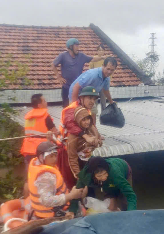 Hình ảnh người lính Biên phòng đang cứu giúp dân tránh lũ. Ảnh:BP.