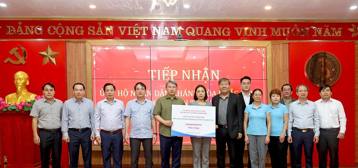 Các đồng chí nguyên lãnh đạo tỉnh Khánh Hòa đã trao 5 tỷ đồng kinh phí vận động được từ các cơ quan, đơn vị, doanh nghiệp, mạnh thường quân để hỗ trợ tỉnh Khánh Hòa. (ảnh X.H)