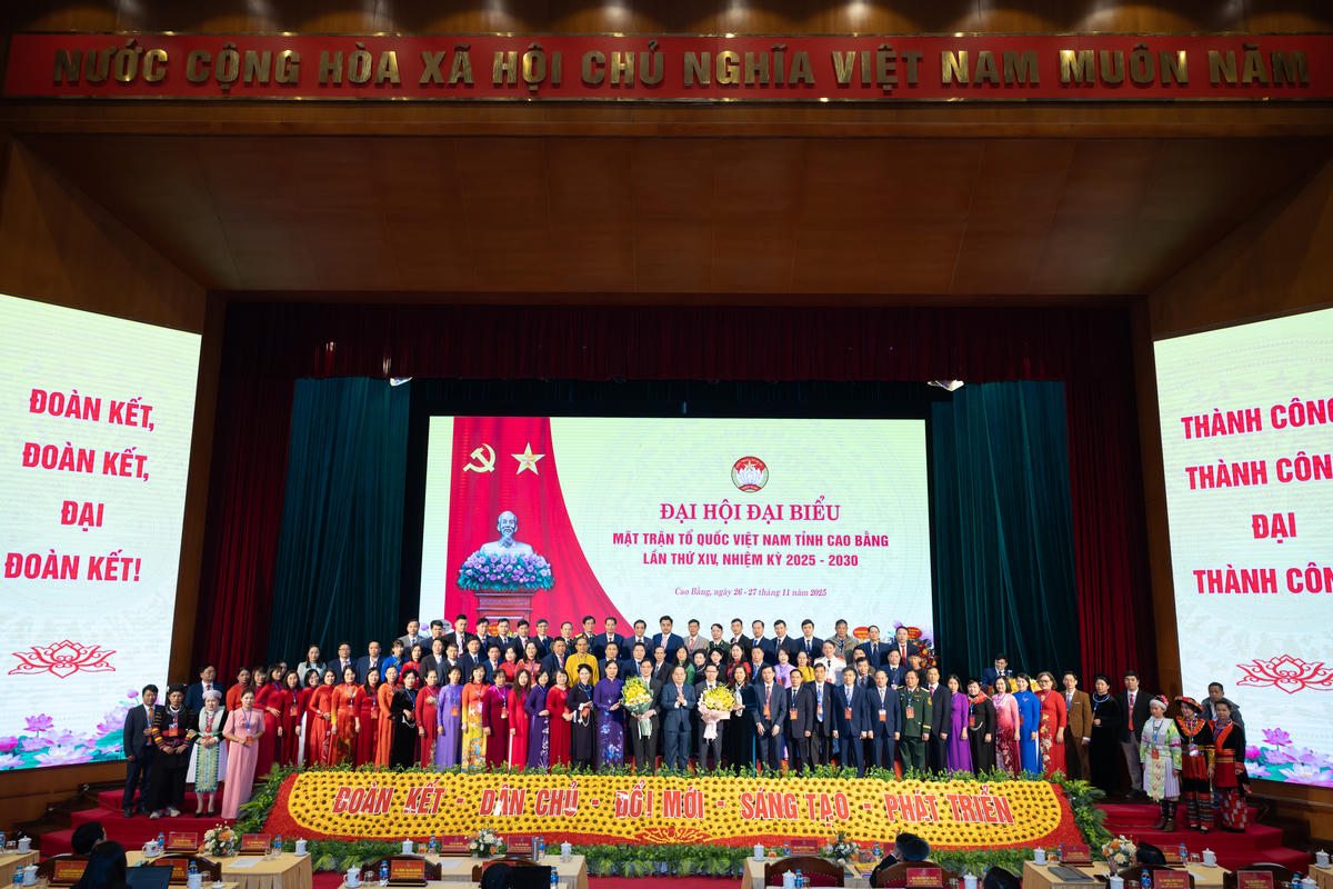 Phó Chủ tịch Ủy ban Trung ương MTTQ Việt Nam Hà Thị Nga và lãnh đạo tỉnh Cao Bằng chúc mừng Ủy ban MTTQ Việt Nam tỉnh Cao Bằng khóa XIV, nhiệm kỳ 2025 - 2030. Ảnh: Thanh Hà.