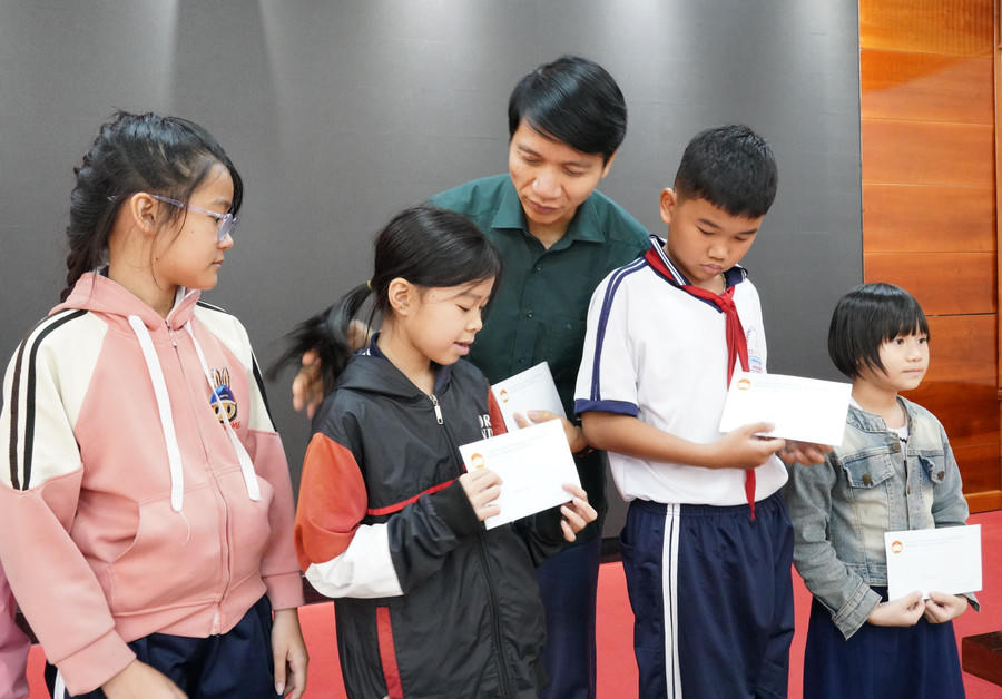 Ông Nguyễn Ngọc Lương, Phó Bí thư Tỉnh ủy, Chủ tịch Ủy ban MTTQ Việt Nam tỉnh Gia Lai tặng quà học sinh ở xã Tuy Phước. Ảnh: CV.