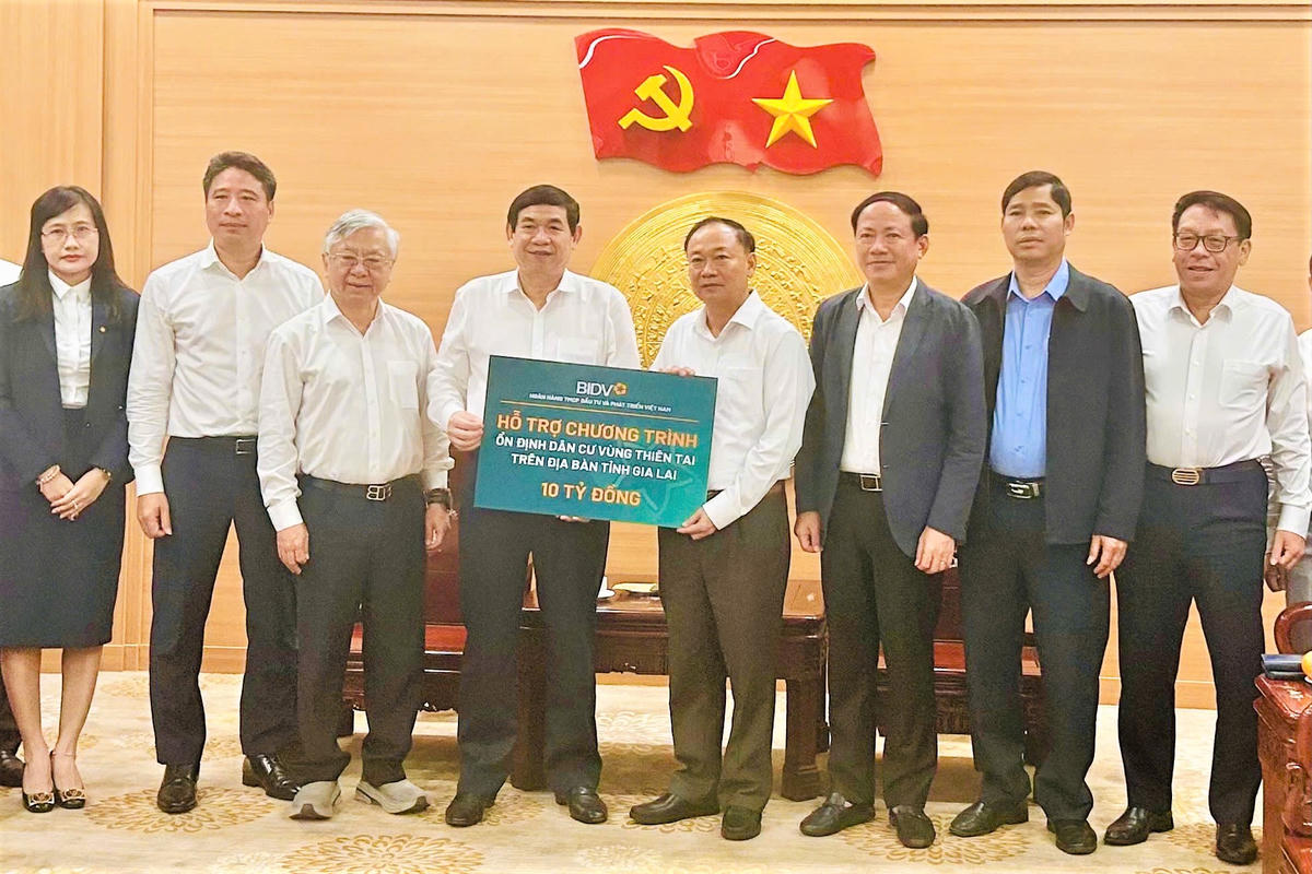 Bí thư Tỉnh ủy Gia Lai Thái Đại Ngọc (bên phải) tiếp nhận 10 tỷ đồng của Ngân hàng BIDV hỗ trợ người dân tỉnh Gia Lai bị thiệt hại mưa bão vừa qua. Ảnh: CV.&nbsp;