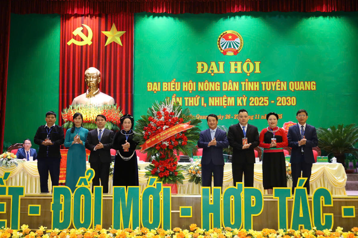 &nbsp;Bí thư Tỉnh ủy Tuyên Quang&nbsp;Hầu A Lềnh tặng hoa chúc mừng Đại hội. Đ.S.