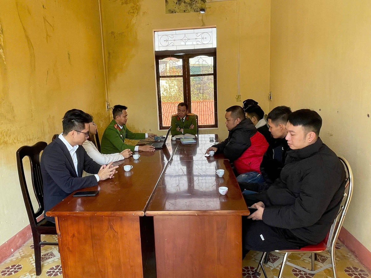 Lực lượng chức năng làm việc với các trường hợp liên quan. Ảnh: Công an tỉnh Lào Cai.