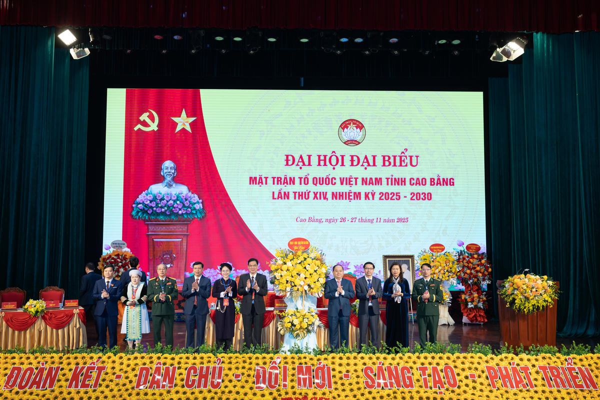 Bí thư Tỉnh ủy Cao Bằng Quản Minh Cường tặng hoa chúc mừng Đại hội. Ảnh: Thanh Hà.