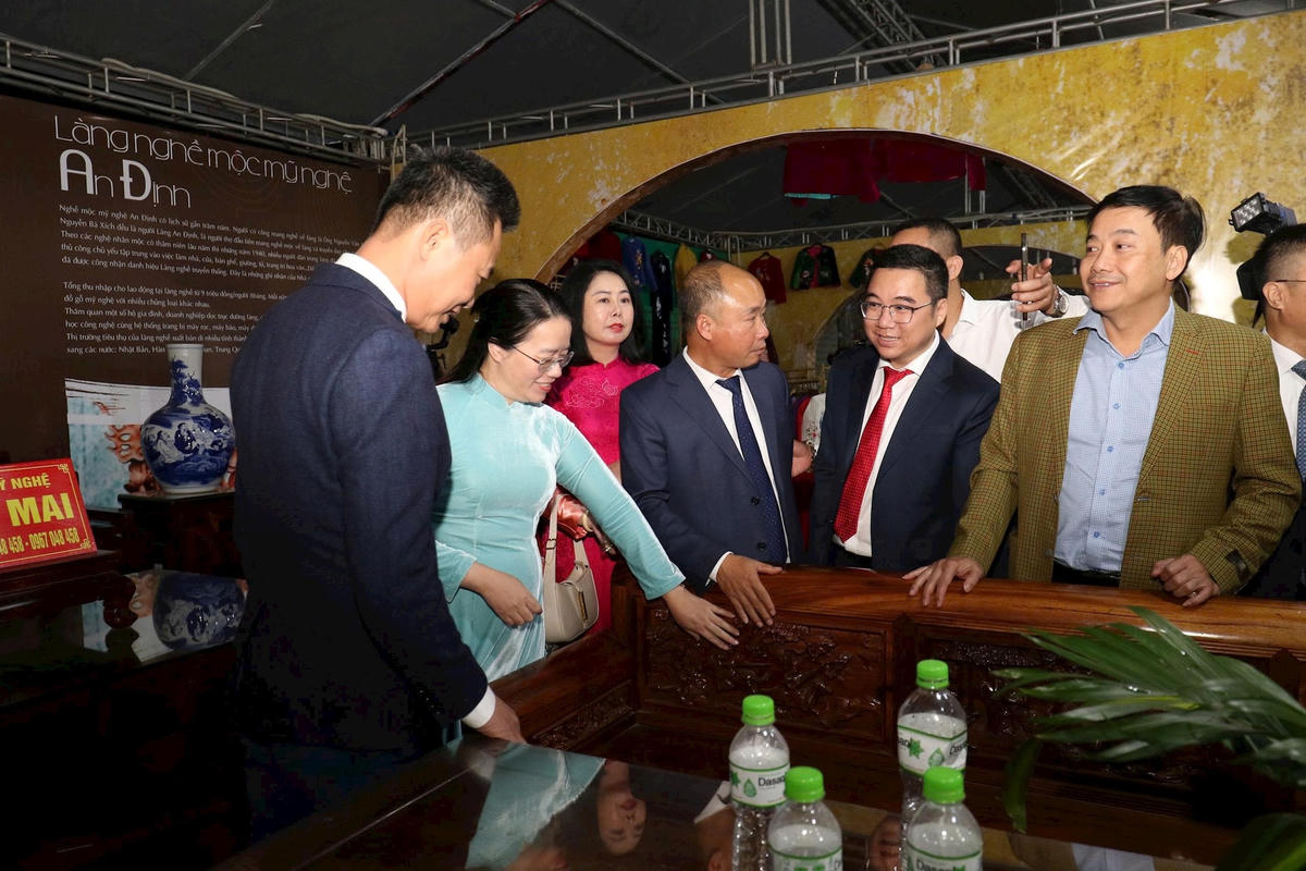 Các đại biểu tham quan các gian hàng trưng bày tại lễ hội. 