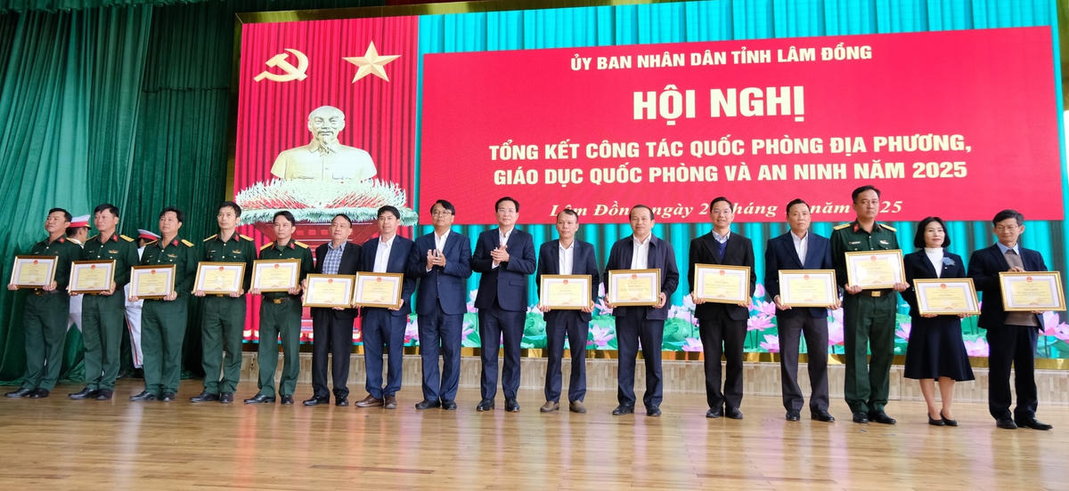Ông Hồ Văn Mười, Chủ tịch UBND tỉnh Lâm Đồng Trao bằng khen của UBND tỉnh cho các tập thể, cá nhân có thành tích xuất sắc trong công tác quốc phòng địa phương năm 2025. (ảnh X.H)