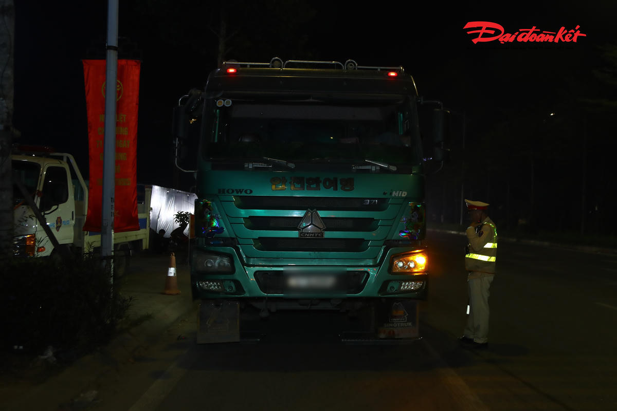 Phòng Cảnh sát giao thông cho hay, công tác tuần tra, kiểm soát và xử lý vi phạm luôn được Ban Giám đốc Công an thành phố quan tâm, chỉ đạo thực hiện quyết liệt, thường xuyên, liên tục. Sự vào cuộc quyết liệt của lực lượng Cảnh sát giao thông Hà Nội không chỉ nhằm bảo vệ những con đường khỏi bị "băm nát" bởi xe quá tải mà còn giảm thiểu rủi ro tai nạn, giảm ô nhiễm khói bụi và tiếng ồn.