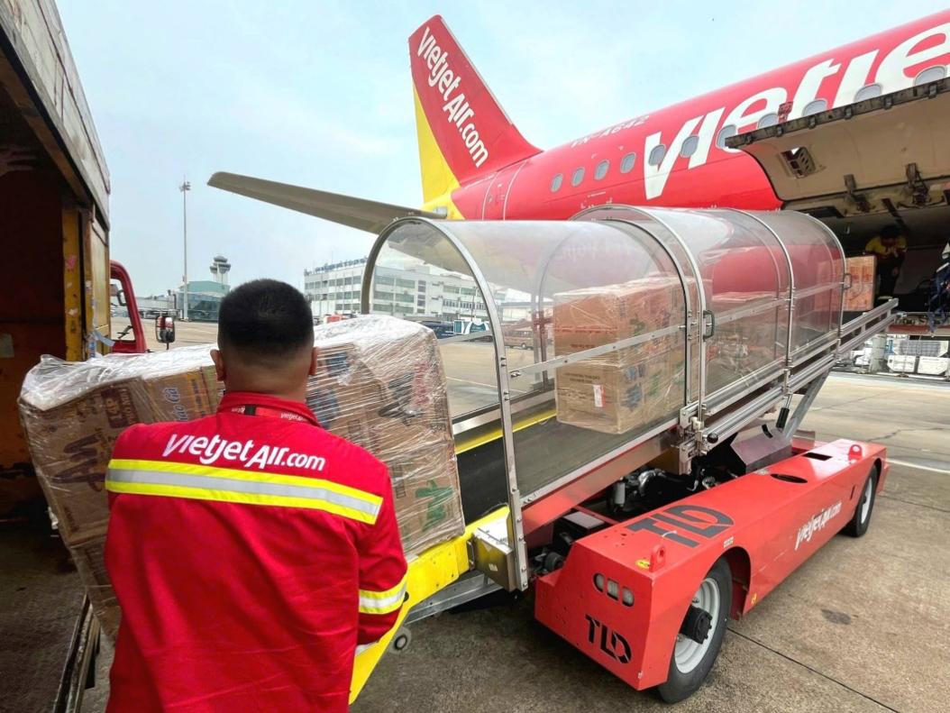 Nhân viên Vietjet đưa hàng cứu trợ lên tàu bay để vận chuyển đến đồng bào vùng bão lũ.