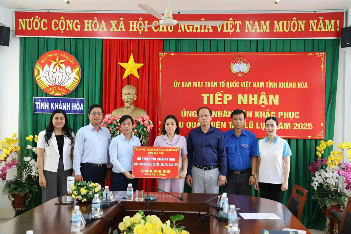 Đại diện MTTQ Việt Nam tỉnh Khánh Hòa tiếp nhận hỗ trợ 3 tỷ đồng từ đoàn công tác