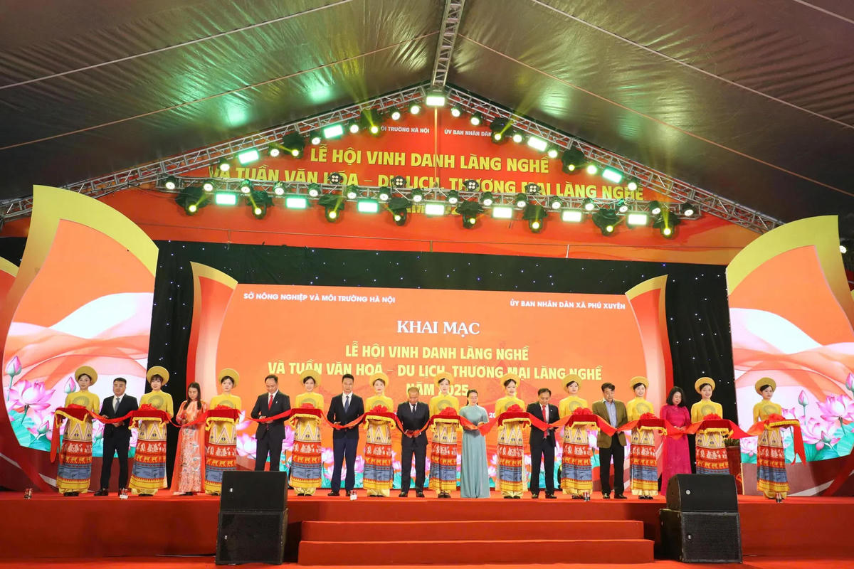 Các đại biểu cắt băng khai mạc lễ hội. Ảnh: Quang Vinh