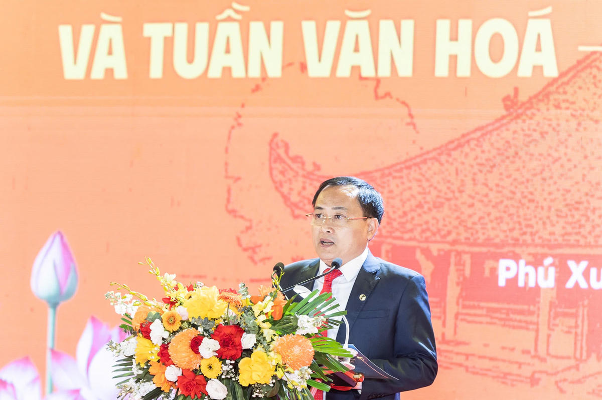 Chủ tịch UBND xã Phú Xuyên Bùi Công Thản phát biểu khai mạc lễ hội. Ảnh : Quang Vinh