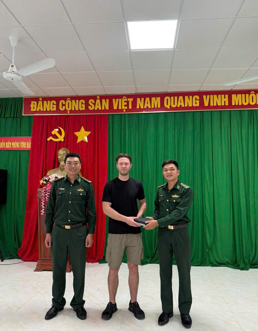 Thượng úy Biên phòng Vĩnh Hải trả lại tài sản trị giá 27 triệu đồng cho du khách Anh: Hình ảnh đẹp về lòng trung thực và hiếu khách. Ảnh: Văn Tân.