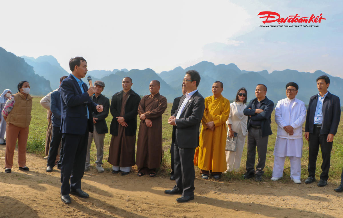 Ngày 27/11, trong khuôn khổ hội nghị, đoàn đại biểu đã đến khảo sát thực tế mô hình chuyến xe vì khu dân cư không rác thải (Giáo xứ Đồng Trooc, xã Phong Nha, tỉnh Quảng Trị). Ảnh: Đỗ Văn.