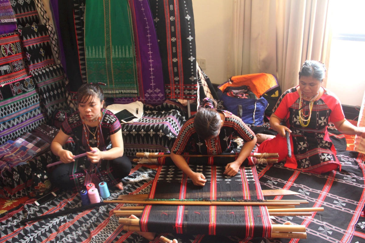 Không chỉ mang trong mình những giá trị văn hóa truyền thống, nghề dệt Dèng còn là nguồn sinh kế giúp người dân vươn lên thoát nghèo bền vững. Ảnh: N.Q.
