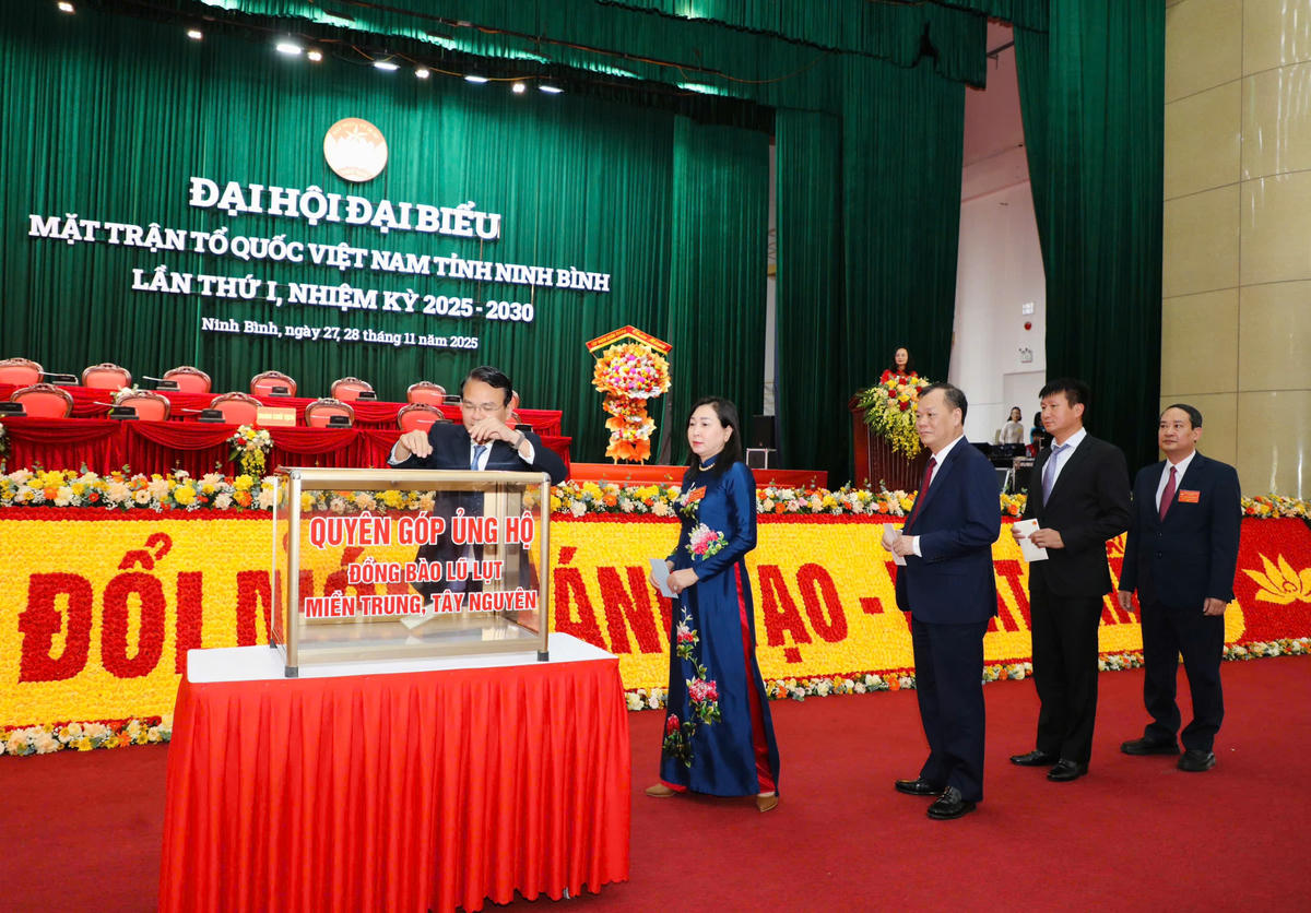 Lãnh đạo tỉnh Ninh Bình quyên góp ủng hộ đồng bào bị lũ lụt ở miền Trung và khu vực Tây Nguyên. Ảnh: Đức Lam