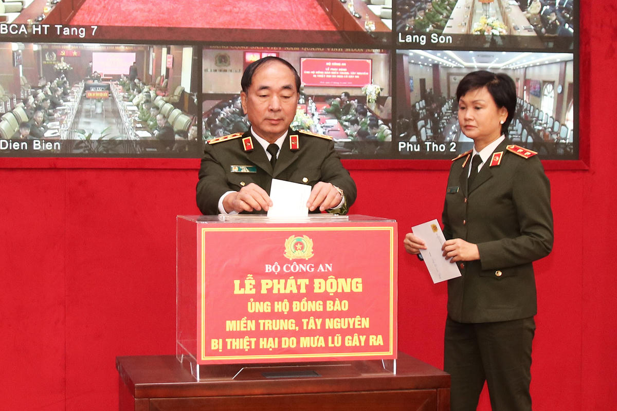 Thứ trưởng Trần Quốc Tỏ và các đại biểu hưởng ứng ủng hộ tại Lễ phát động ủng hộ đồng bào miền Trung, Tây Nguyên bị thiệt hại do mưa lũ gây ra. Ảnh: Tiến Đạt.