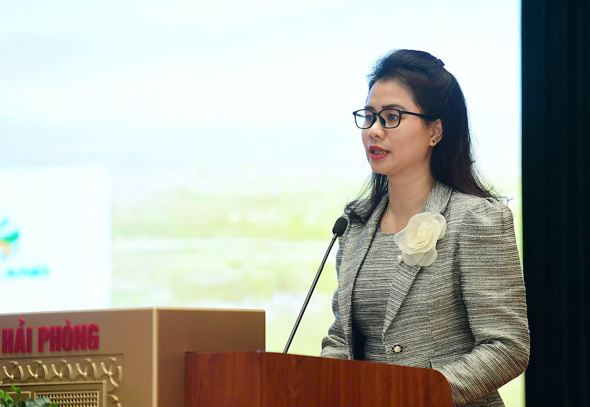 Bà Hoàng Thu Hằng – Phó Cục trưởng Cục Quản lý nhà và thị trường bất động sản (Bộ Xây dựng) phát biểu tại sự kiện. Ảnh: PT.&nbsp;