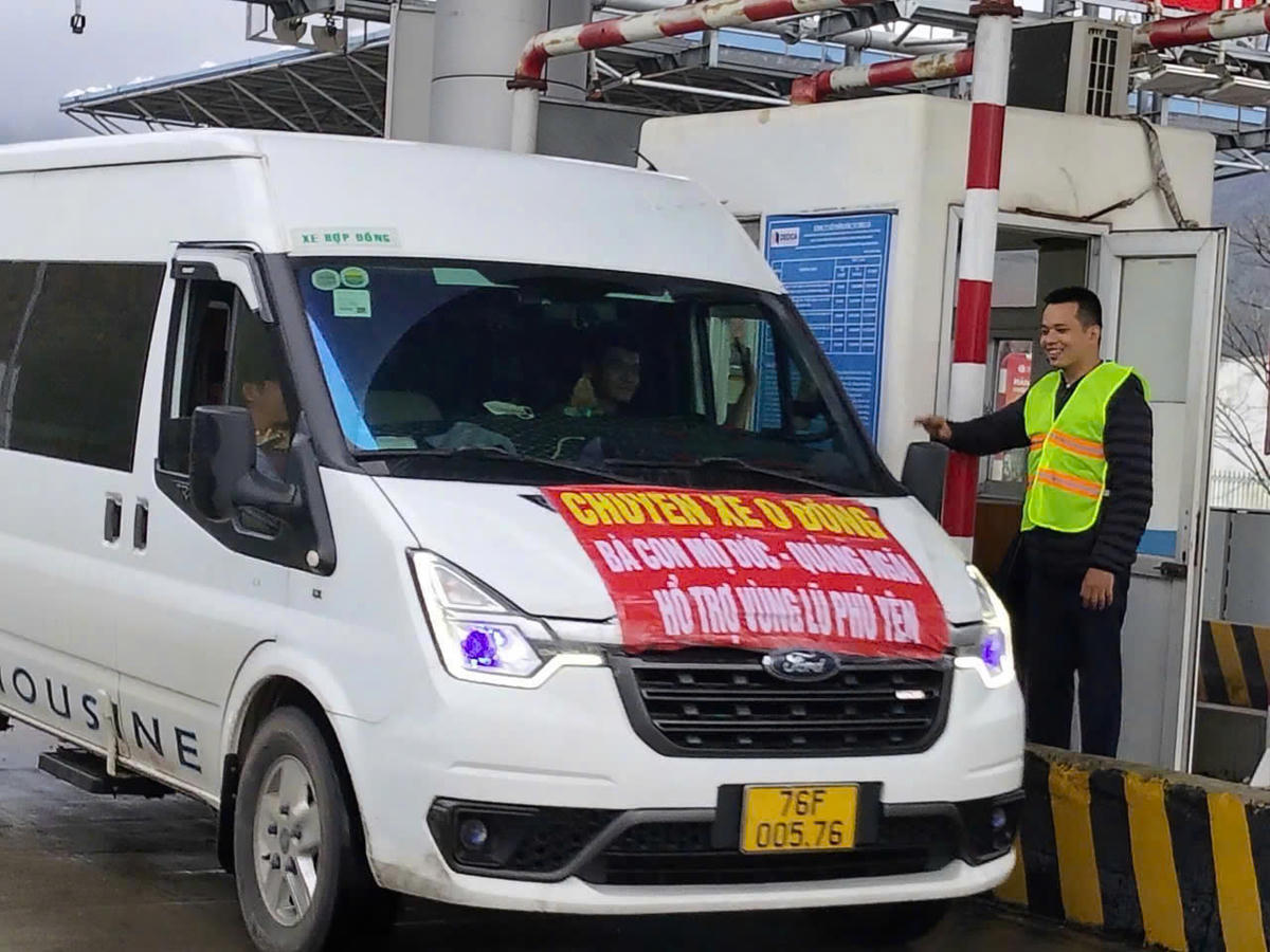 Toàn bộ các xe ô tô chở hàng cứu trợ dành cho đồng bào khi đi qua các trạm thu phí của tập đoàn đều được miễn phí. Ảnh: T.X.
