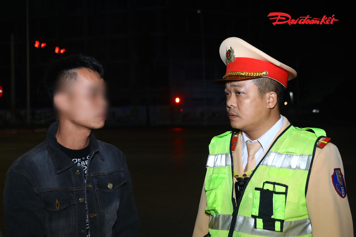 Từ nay đến cuối năm 2025 và trong cao điểm dịp Tết Nguyên đán Bính Ngọ 2026, Phòng Cảnh sát giao thông Hà Nội tiếp tục chủ động công tác nắm tình hình bố trí lực lượng tuần tra kiểm soát qua đó đã kịp thời phát hiện và xử lý nghiêm nhiều trường hợp vi phạm liên quan đến chở hàng quá khổ, quá tải, cơi nới thành thùng. Trong đó, lực lượng chức năng sẽ tập trung kiểm soát chặt chẽ trên các tuyến trục chính dẫn vào thành phố nhằm phát hiện xử lý nghiêm vi phạm bảo đảm trật tự an toàn giao thông.